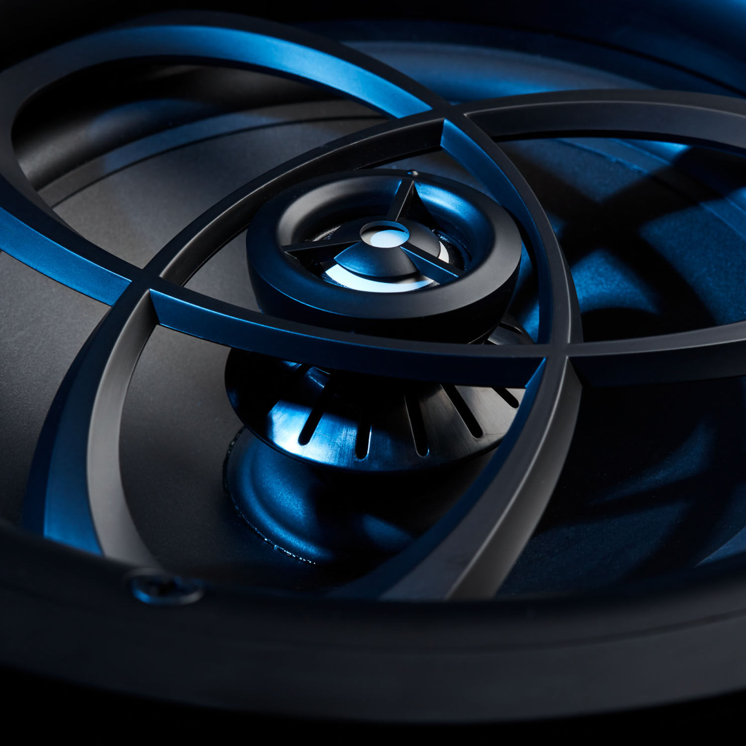 Premium BDSS Woofers with Linear Response Waveguide for robust mids and lows and the ultimate sweet spot